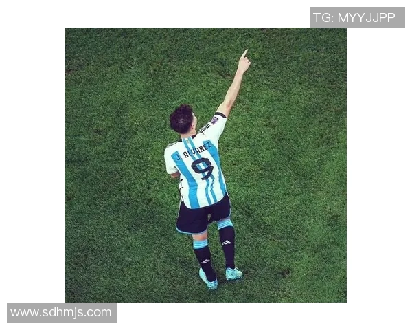 阿尔瓦雷斯：从阿根廷天才到欧洲赛场的锋线新星